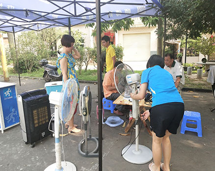 服务社区，让爱心在酷暑中注入一丝清凉